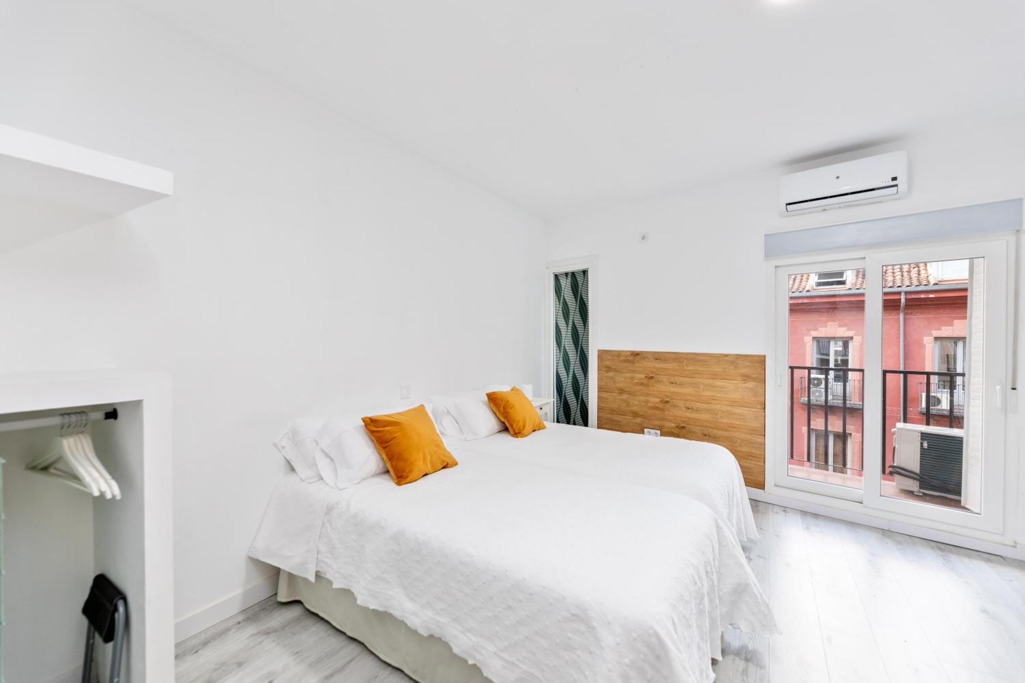 Los Apartamentos Jacinto Benavente Centro Мадрид Екстериор снимка